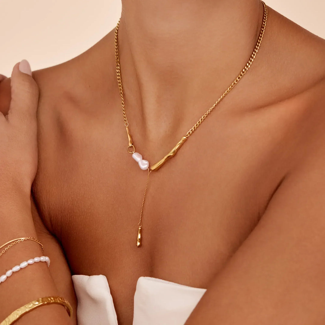Elara Pearl Bar Necklace